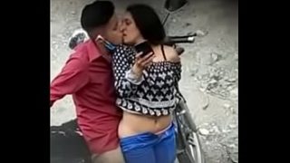 Dos Adolescentes Cojen A Escondidas