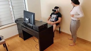 Mamá caliente se masturba junto al amigo de su hijo mientras mira porno con gafas de realidad virtual