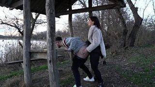 Публичный минет и трах страпоном у озера